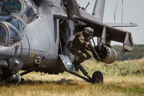Учебно-тренировочные полеты вертолета Ми-35М в Краснодарском крае