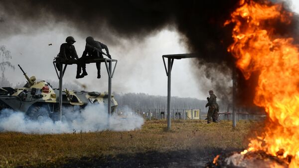 Огненно-штурмовая полоса на квалификационных испытаниях на право ношения крапового берета среди военнослужащих и сотрудников подразделений специального назначения Сибирского округа Росгвардии на базе учебного центра Горный в Новосибирской области