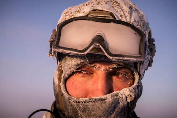 Боец отряда специального назначения МВД Чеченской Республики во время учений в районе Северного полюса