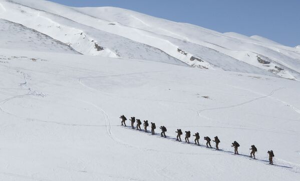 Военнослужащие разведывательной роты специального назначения 33-й мотострелковой горной бригады во время лыжной подготовки в горах Дагестана