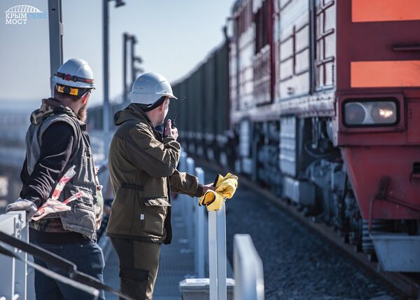 Крымский мост проверили на прочность запуском составов с тепловозами Крымский мост проверили на прочность запуском составов с тепловозами