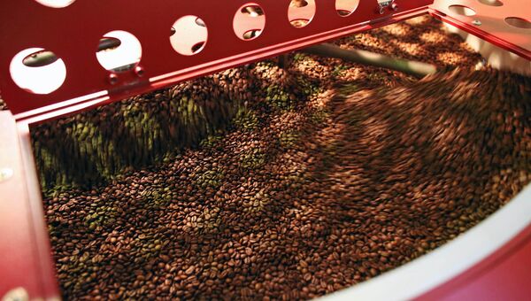 Процесс обжарки кофе на участке по обработке кофейных зерен