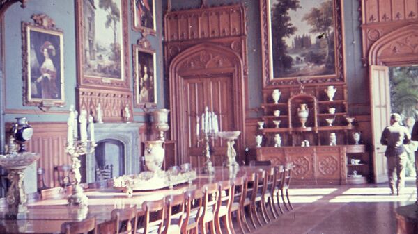 Интерьер одного из залов Алупкинского дворца, предположительно 1942-1943 гг. Директору музея, вернувшему из порта часть неразграбленной коллекции, было приказано развесить картины и расставить экспонаты. Позже их снова упакуют для отправки в Германию