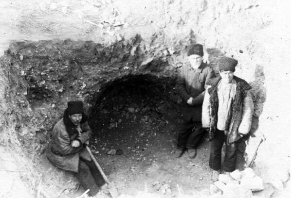 Юлий Марти с помощниками на раскопках Марфовского клада в 1926 г. Юлий Марти с помощниками на раскопках Марфовского клада в 1926 г.