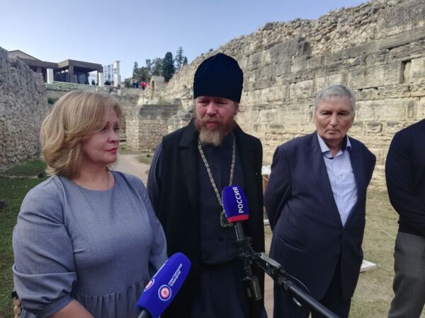 Директор музея-заповедника Херсонес Елена Морозова, председатель Патриаршего совета по культуре Митрополит Тихон и академик РАН Сергей Карпов Директор музея-заповедника Херсонес Елена Морозова, председатель Патриаршего совета по культуре Митрополит Тихон и академик РАН Сергей Карпов