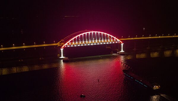 На Крымском мосту протестировали архитектурную подсветку