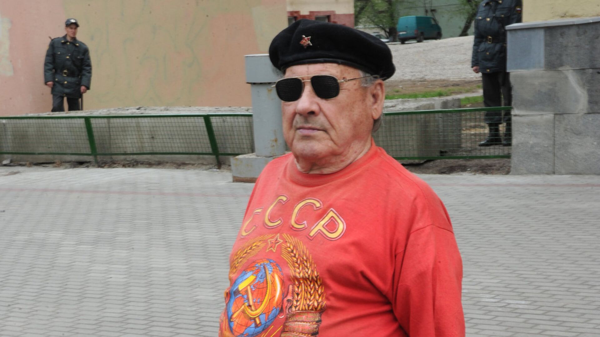 Мужчина в футболке с символикой СССР. Архивное фото - РИА Новости, 1920, 27.10.2019