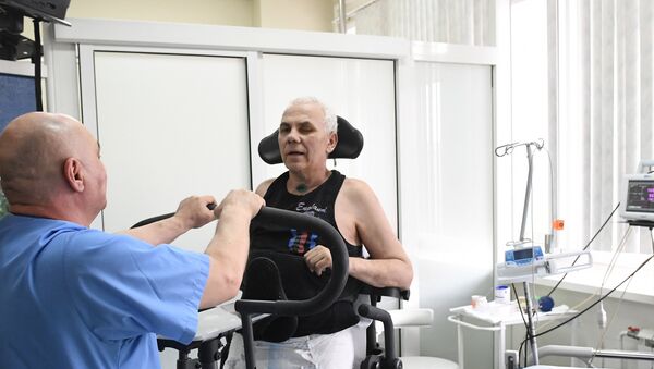 Пациент во время упражнений, способствующих восстановлению после инсульта. Архивное фото