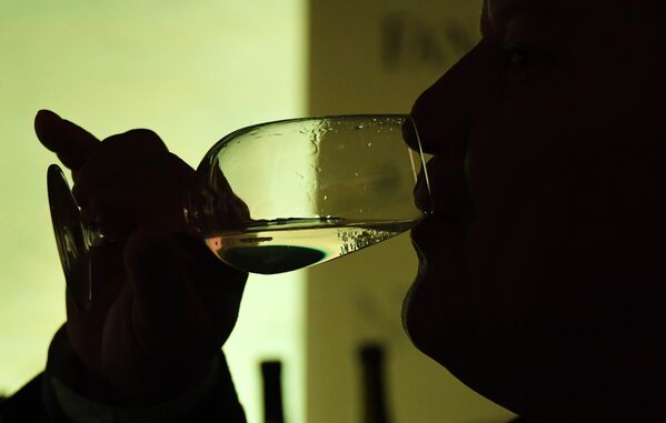 Участник IX Всероссийского саммита виноделов во время дегустации на винзаводе Массандра в Крыму.