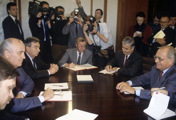 Президент СССР Михаил Горбачев (второй слева) и министр финансов Франции Пьер Береговуа (справа) во время переговоров. Третий слева - член Президентского совета СССР Евгений Примаков.