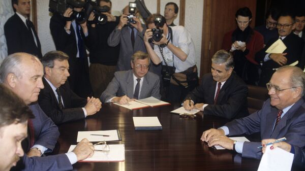Президент СССР Михаил Горбачев (второй слева) и министр финансов Франции Пьер Береговуа (справа) во время переговоров. Третий слева - член Президентского совета СССР Евгений Примаков.