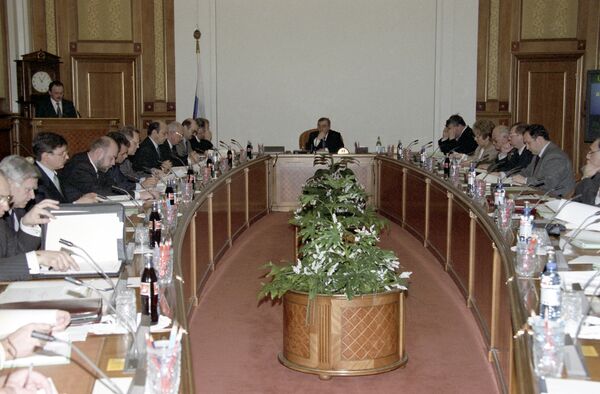 Председатель Правительства Российской Федерации Евгений Максимович Примаков (на дальнем плане в центре) во время заседания членов Правительства РФ.