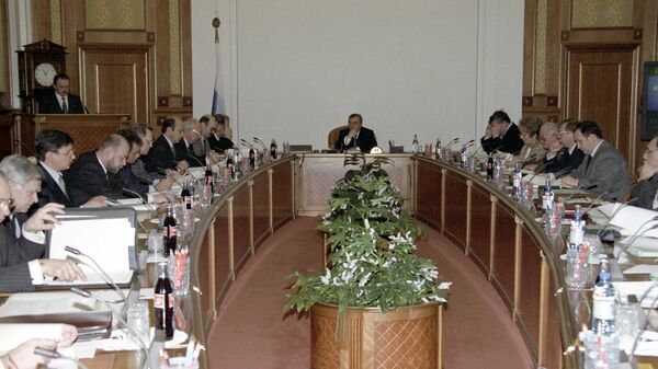 Председатель Правительства Российской Федерации Евгений Максимович Примаков (на дальнем плане в центре) во время заседания членов Правительства РФ.