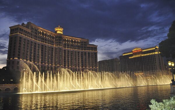 Отели Bellagio и Caesars Palace (слева направо) в Лас-Вегасе