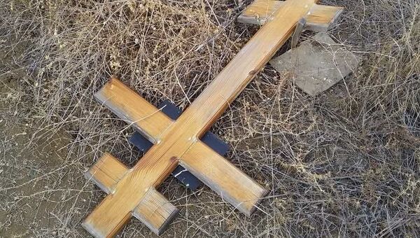 Вандалы разрушили кресты на кладбище в Феодосии