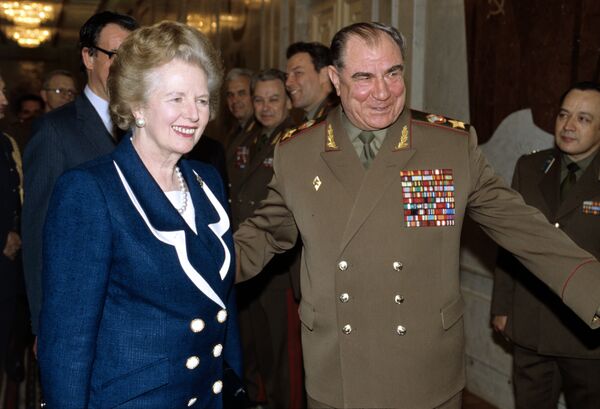 Дмитрий Тимофеевич Язов, министр обороны СССР (справа) и Маргарет Тэтчер, бывший премьер-министр Великобритании
