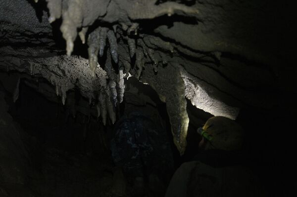 В течение 4 лет Акимов нырял с аквалангом в сифоны - обводненные участки пещеры полностью заполненные водой. Протяженность таких участков составляла около 100-120 метров.