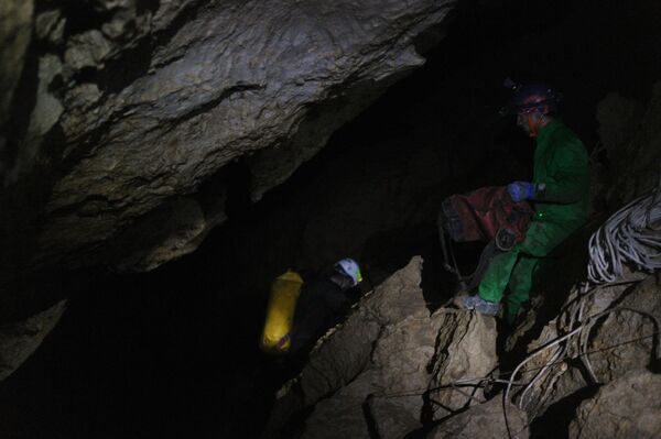 На других участках спелеологи карабкаются по скользким, покрытым глиной, уступам. Или, напротив, с помощью веревок спускаются с отвесных уступов вглубь пещеры.