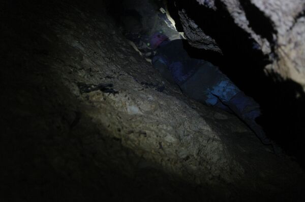 Из всех участников похода лишь Акимов, 4 года посвятивший пещере Узенбаш, ориентируется в темных, похожих друг на друга коридорах и ответвлениях. Потеряв его из виду, рискуешь остаться под землей дольше, чем планировал.