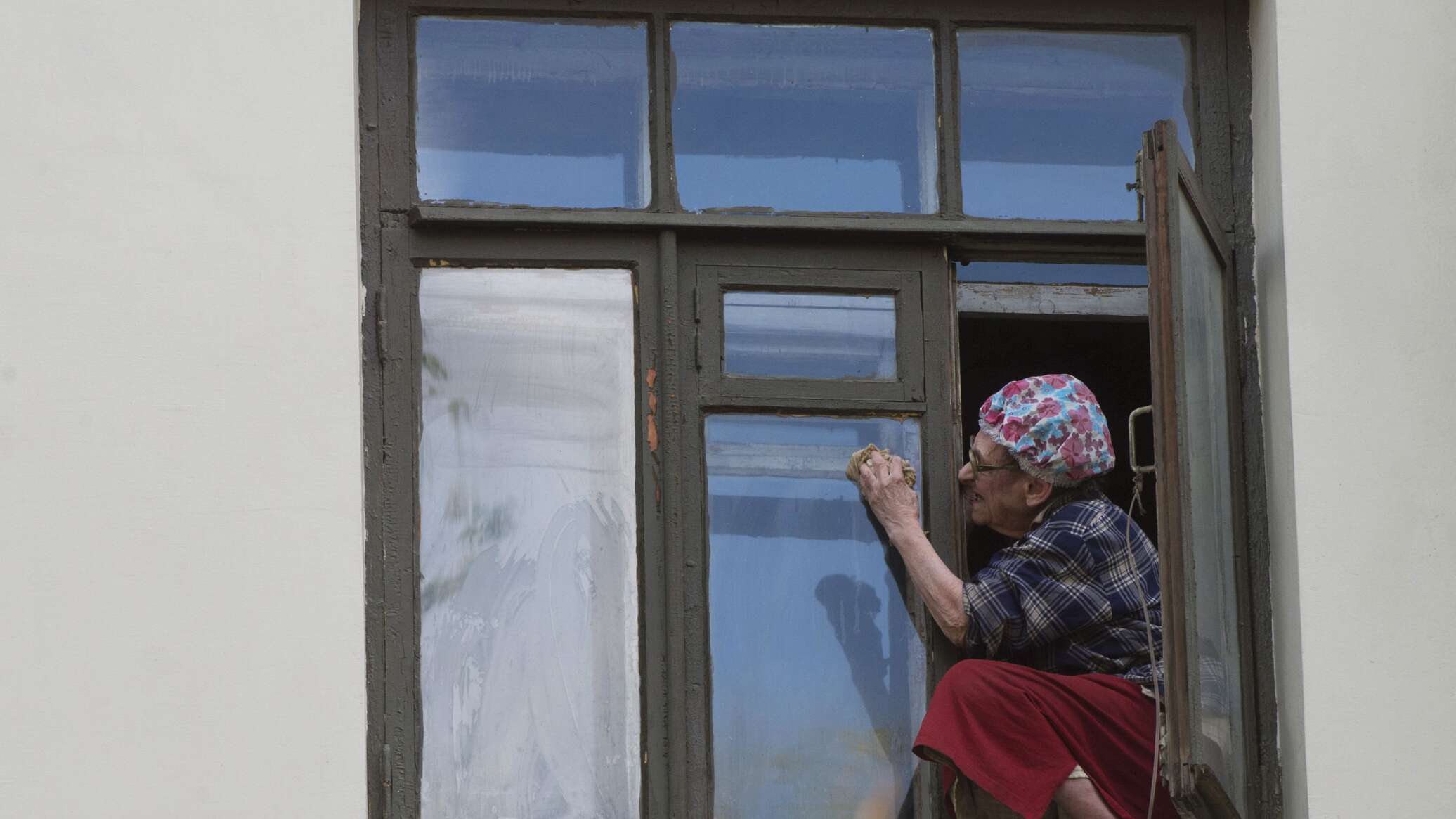 В окно весело играя. Бабушка у окна. Бабуля у окна. Бабки в окнах. Бабка из окна.