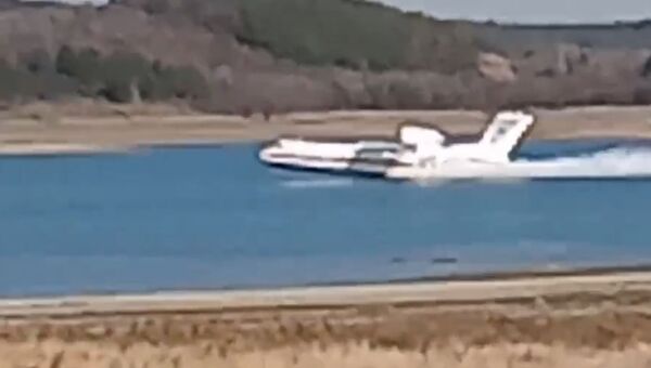 Самолет Бе-200 на Симферопольском водохранилище
