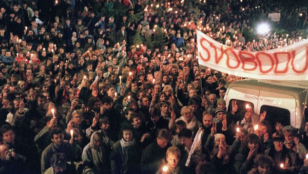 Студенческая акция в Праге, ставшая началом бархатной революции в Чехословакии, 17 ноября 1989 года.