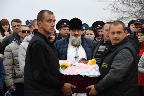 Сотни людей пришли проститься с убитой в Крыму пятилетней девочкой Сотни людей пришли проститься с убитой в Крыму пятилетней девочкой