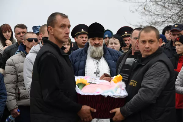Сотни людей пришли проститься с убитой в Крыму пятилетней девочкой Сотни людей пришли проститься с убитой в Крыму пятилетней девочкой