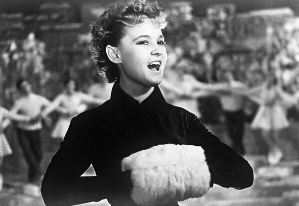 Актриса Людмила Гурченко в роли Леночки Крыловой в художественном фильме Карнавальная ночь, 1956 год. 