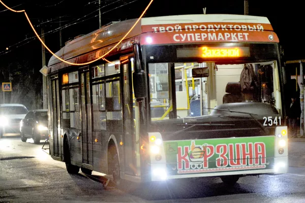 В Симферополе загорелась троллейбусная линия - фотофакт В Симферополе загорелась троллейбусная линия - фотофакт