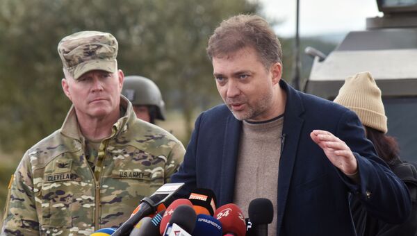 Министр обороны Украины Андрей Загороднюк (справа) во время международных военных учений Rapid Trident-2019 на Яворовском полигоне во Львовской области. 