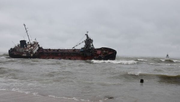 Возле Одессы произошел разлив нефти из севшего на мель танкера