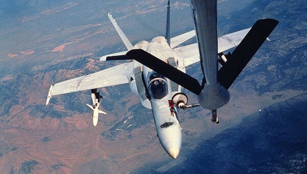 Истребитель F/A-18 Hornet во время дозаправки в воздухе