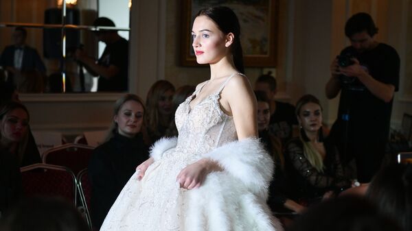 Модель в наряде салона свадебной и вечерней моды Принцесса на Крымской неделе моды в Ялте