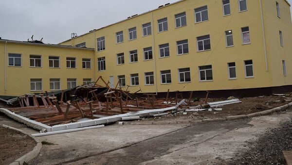 В Крыму ураганным ветром сорвало крышу со школы в Джанкое