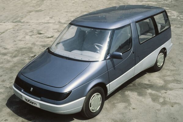 В 1991 году Москвич представил модель 2139 или Арбат. Экспериментальная модель так и не пошла в серию. Семиместный минивэн так и остался концепткаром и не был закончен из-за финансовых проблем.