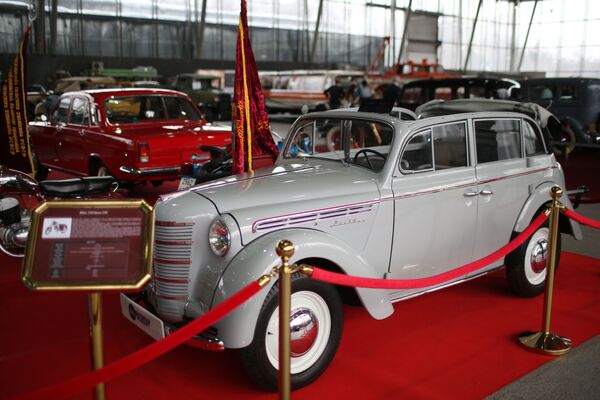 Одной из первых моделей был Москвич-401. Его прототипом стали трофейные немецкие автомобили марки Opel Kadett.
