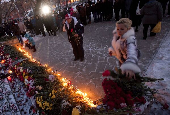 Жители Перми несут цветы в память о погибших при пожаре в клубе-ресторане Хромая лошадь.