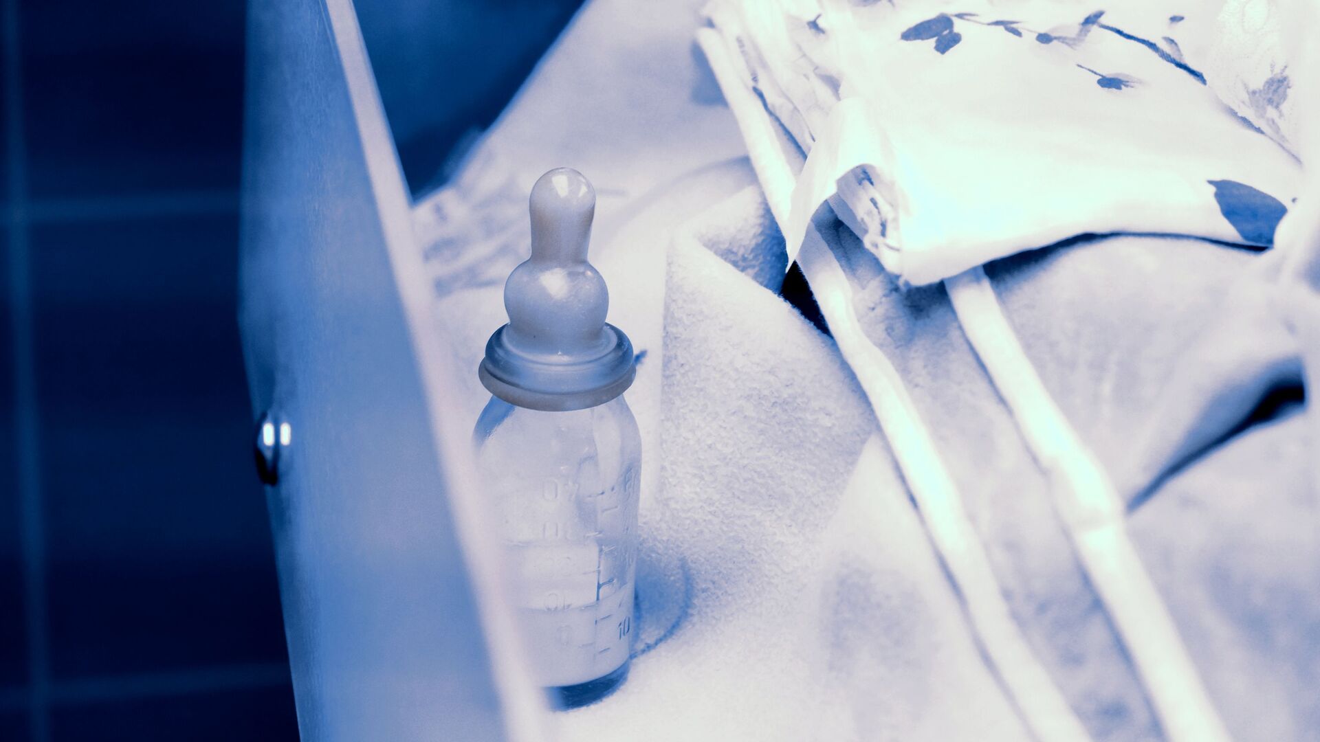 Бутылочка с соской для новорожденного в роддоме. Архивное фото - РИА Новости, 1920, 16.02.2021
