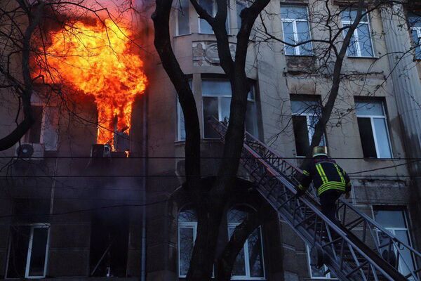 Люди прыгают в окна: в Одессе горит колледж, много пострадавших Люди прыгают в окна: в Одессе горит колледж, много пострадавших