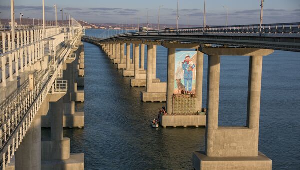 Граффити на Крымском мосту
