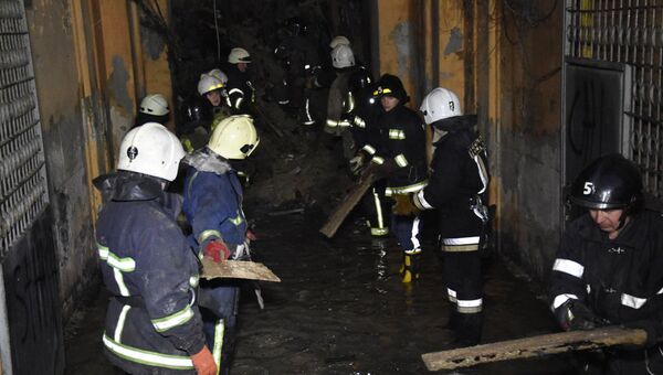 Разбор завалов на месте пожара в Одесском колледже