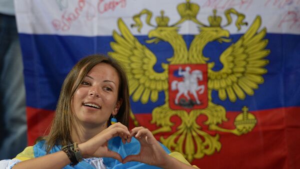 Девушка с флагом Украины на фоне флага России