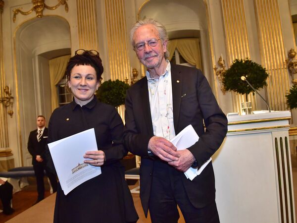 Польская поэтесса Ольга Токарчук и австрийский писатель Петер Хандке стали лауреатами Нобелевской премии по литературе.