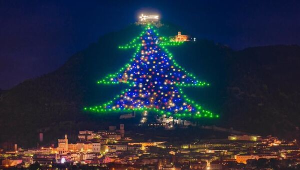 Самая большая новогодняя елка в мире в Италии