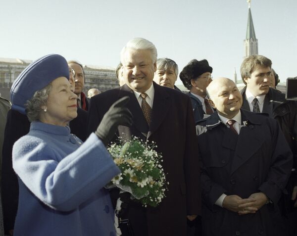 Королева Великобритании Елизавета II, президент России Борис Ельцин и мэр города Москвы Юрий Лужков на Красной площади во время официального визита королевы в Россию