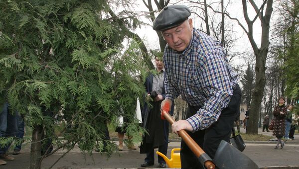 Мэр Москвы Юрий Лужков во время общегородского субботника на территории спорткомплекса Лужники