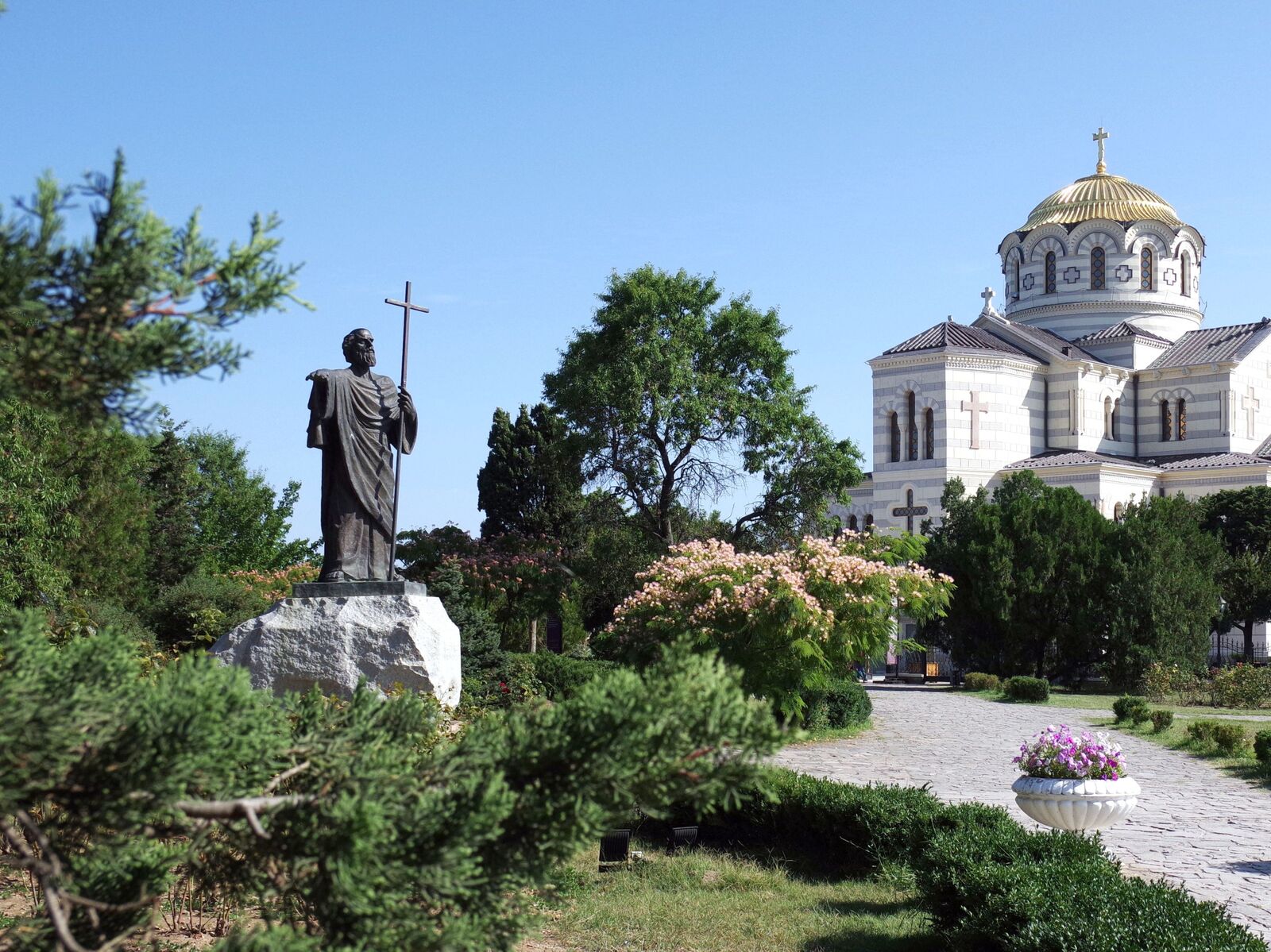 Севастополь памятник андрею первозванному. Памятник Андрею Первозванному в Севастополе. Памятник Андрею Первозванному в Херсонесе. Памятник Андрею Первозванному в Севастополе в Херсонесе. Памятники Севастополя Херсонес.