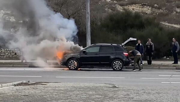 В Севастополе загорелся автомобиль