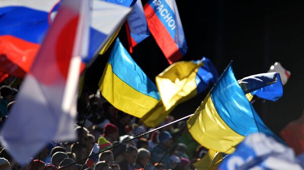 Флаги России и Украины. Архивное фото